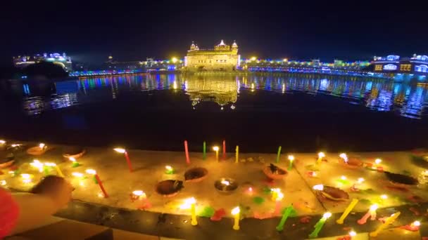 ゴールデンテンプルアムリッサールインド Sri Harimandir Sahib Amritsar ゴールデンテンプルと花火でグルパラブを祝います — ストック動画