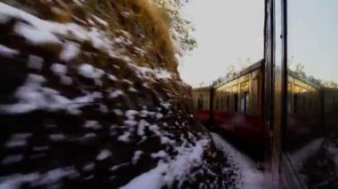 Oyuncak Tren Shimla kar yağışı sonrası Shimla 'ya giden tarihi tren, UNESCO Dünya Mirası Alanı, Himachal Pradesh, Hindistan.