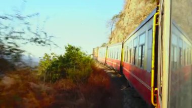 Oyuncak Tren Shimla kar yağışı sonrası Shimla 'ya giden tarihi tren, UNESCO Dünya Mirası Alanı, Himachal Pradesh, Hindistan.