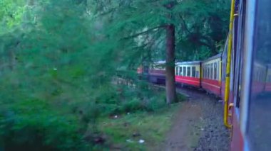 Oyuncak Tren Shimla kar yağışı sonrası Shimla 'ya giden tarihi tren, UNESCO Dünya Mirası Alanı, Himachal Pradesh, Hindistan.