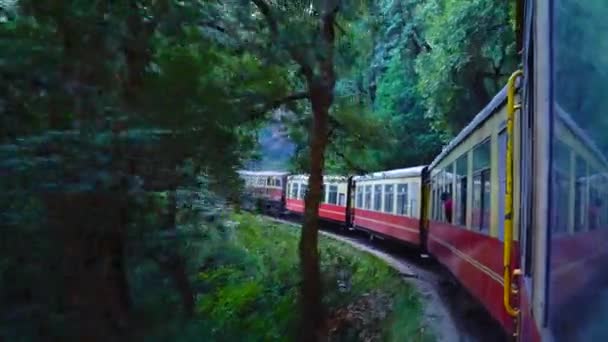シムラ ユネスコ世界遺産ヒマハルプラデシュ インドへの途中の雪の歴史的な列車の後の玩具列車シムラ — ストック動画