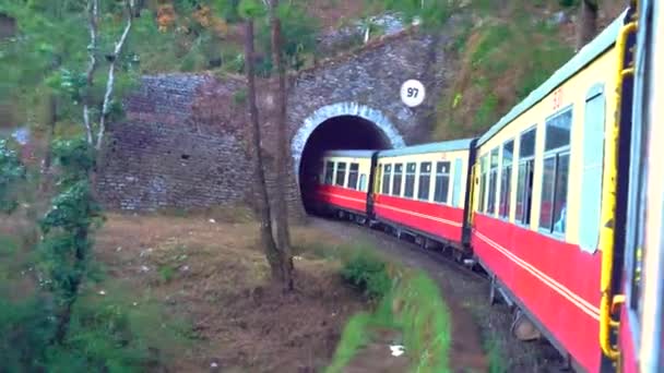 雪崩后的Shimla玩具火车雪崩后的Shimla火车通往印度喜马偕尔邦教科文组织世界遗产遗址的路上的历史性火车 — 图库视频影像