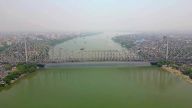 Howrah Köprüsü 'nün havadan görünüşü, bu Batı Bengal, Hindistan' daki Hooghly Nehri üzerinde dengeli bir çelik köprüdür..