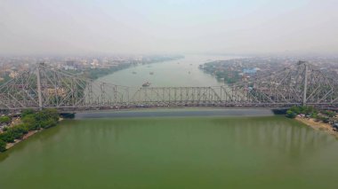 Howrah Köprüsü 'nün havadan görünüşü, bu Batı Bengal, Hindistan' daki Hooghly Nehri üzerinde dengeli bir çelik köprüdür..