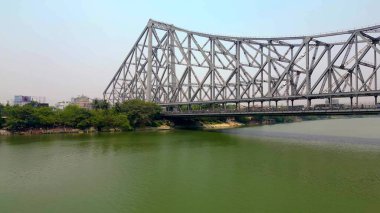 Howrah Köprüsü 'nün havadan görünüşü, bu Batı Bengal, Hindistan' daki Hooghly Nehri üzerinde dengeli bir çelik köprüdür..