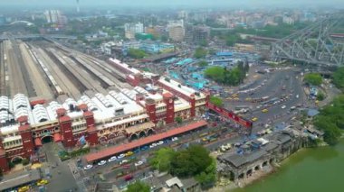 Howrah Köprüsü 'nün havadan görünüşü, bu Batı Bengal, Hindistan' daki Hooghly Nehri üzerinde dengeli bir çelik köprüdür..