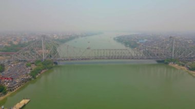 Howrah Köprüsü 'nün havadan görünüşü, bu Batı Bengal, Hindistan' daki Hooghly Nehri üzerinde dengeli bir çelik köprüdür..