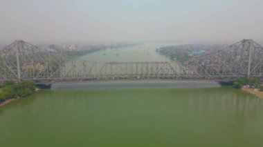 Howrah Köprüsü 'nün havadan görünüşü, bu Batı Bengal, Hindistan' daki Hooghly Nehri üzerinde dengeli bir çelik köprüdür..