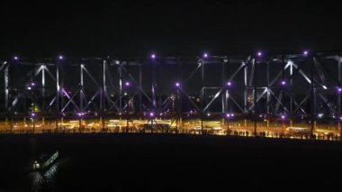 Howrah Köprüsü 'nün havadan görünüşü, bu Batı Bengal, Hindistan' daki Hooghly Nehri üzerinde dengeli bir çelik köprüdür..