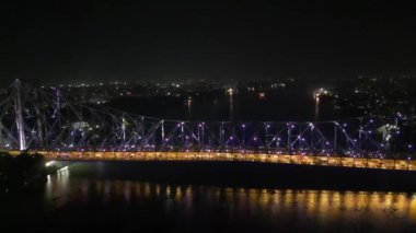 Howrah Köprüsü 'nün havadan görünüşü, bu Batı Bengal, Hindistan' daki Hooghly Nehri üzerinde dengeli bir çelik köprüdür..