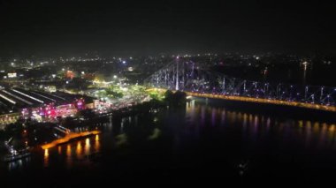 Howrah Köprüsü 'nün havadan görünüşü, bu Batı Bengal, Hindistan' daki Hooghly Nehri üzerinde dengeli bir çelik köprüdür..