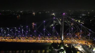 Howrah Köprüsü 'nün havadan görünüşü, bu Batı Bengal, Hindistan' daki Hooghly Nehri üzerinde dengeli bir çelik köprüdür..