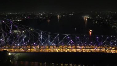 Howrah Köprüsü 'nün havadan görünüşü, bu Batı Bengal, Hindistan' daki Hooghly Nehri üzerinde dengeli bir çelik köprüdür..