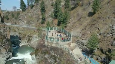 Aharbal Şelalesi 'nin havadan görünüşü... Ayrıca Kaşmir 'in Niagara Şelalesi olarak da bilinir, Kaşmir Vadisi' nin güneybatısında bir tepe istasyonudur.