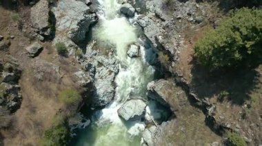 Aharbal Şelalesi 'nin havadan görünüşü... Ayrıca Kaşmir 'in Niagara Şelalesi olarak da bilinir, Kaşmir Vadisi' nin güneybatısında bir tepe istasyonudur.