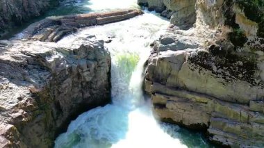 Aharbal Şelalesi 'nin havadan görünüşü... Ayrıca Kaşmir 'in Niagara Şelalesi olarak da bilinir, Kaşmir Vadisi' nin güneybatısında bir tepe istasyonudur.