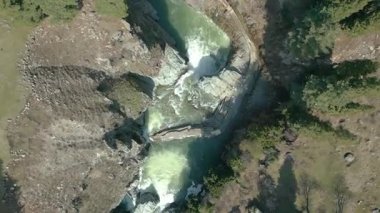 Aharbal Şelalesi 'nin havadan görünüşü... Ayrıca Kaşmir 'in Niagara Şelalesi olarak da bilinir, Kaşmir Vadisi' nin güneybatısında bir tepe istasyonudur.