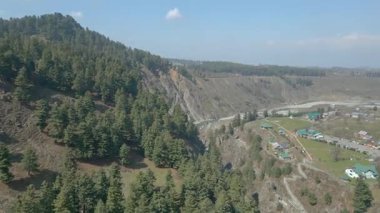 Aharbal Şelalesi 'nin havadan görünüşü... Ayrıca Kaşmir 'in Niagara Şelalesi olarak da bilinir, Kaşmir Vadisi' nin güneybatısında bir tepe istasyonudur.