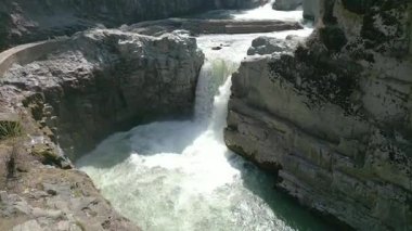 Aharbal Şelalesi 'nin havadan görünüşü... Ayrıca Kaşmir 'in Niagara Şelalesi olarak da bilinir, Kaşmir Vadisi' nin güneybatısında bir tepe istasyonudur.