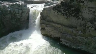 Aharbal Şelalesi 'nin havadan görünüşü... Ayrıca Kaşmir 'in Niagara Şelalesi olarak da bilinir, Kaşmir Vadisi' nin güneybatısında bir tepe istasyonudur.