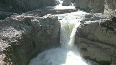 Aharbal Şelalesi 'nin havadan görünüşü... Ayrıca Kaşmir 'in Niagara Şelalesi olarak da bilinir, Kaşmir Vadisi' nin güneybatısında bir tepe istasyonudur.