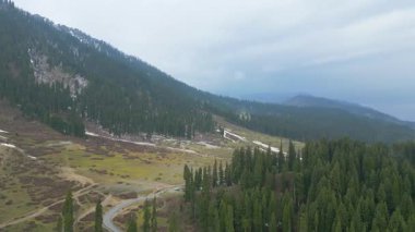 Doodhpathri 'nin Hava Görüntüsü, Jammu ve Kashmir' in Budgam Bölgesi, Hindistan.