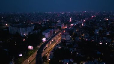 Nagpur Tren İstasyonu ve Erimiş Renkli Işıklandırma Köprüsü 'nün hava görüntüsü