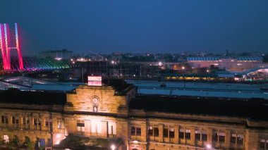 Nagpur Tren İstasyonu ve Erimiş Renkli Işıklandırma Köprüsü 'nün hava görüntüsü