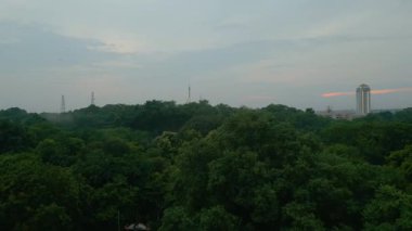 Nagpur Tren İstasyonu ve Erimiş Renkli Işıklandırma Köprüsü 'nün hava görüntüsü