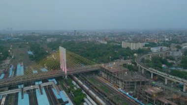 Nagpur Tren İstasyonu ve Erimiş Renkli Işıklandırma Köprüsü 'nün hava görüntüsü