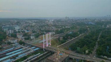 Nagpur Tren İstasyonu ve Erimiş Renkli Işıklandırma Köprüsü 'nün hava görüntüsü