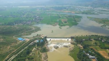 Şelale Rajdari Devdari ve Latif Şah Barajı ve Chandraprabha Gölü Havacılık Manzarası