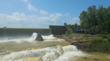 Şelale Rajdari Devdari ve Latif Şah Barajı ve Chandraprabha Gölü Havacılık Manzarası