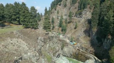 Aharbal Şelalesi 'nin havadan görünüşü... Ayrıca Kaşmir 'in Niagara Şelalesi olarak da bilinir, Kaşmir Vadisi' nin güneybatısında bir tepe istasyonudur.