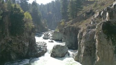 Aharbal Şelalesi 'nin havadan görünüşü... Ayrıca Kaşmir 'in Niagara Şelalesi olarak da bilinir, Kaşmir Vadisi' nin güneybatısında bir tepe istasyonudur.