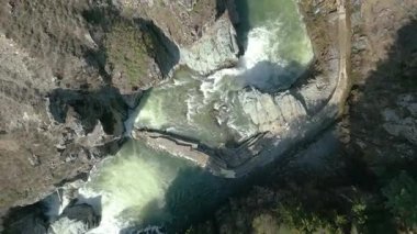 Aharbal Şelalesi 'nin havadan görünüşü... Ayrıca Kaşmir 'in Niagara Şelalesi olarak da bilinir, Kaşmir Vadisi' nin güneybatısında bir tepe istasyonudur.