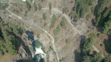 Aharbal Şelalesi 'nin havadan görünüşü... Ayrıca Kaşmir 'in Niagara Şelalesi olarak da bilinir, Kaşmir Vadisi' nin güneybatısında bir tepe istasyonudur.