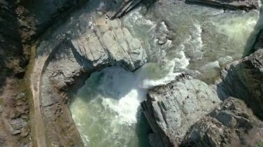 Aharbal Şelalesi 'nin havadan görünüşü... Ayrıca Kaşmir 'in Niagara Şelalesi olarak da bilinir, Kaşmir Vadisi' nin güneybatısında bir tepe istasyonudur.