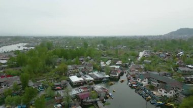 Srinagar 'daki Dal Gölü' nün havadan görünüşü, Hindistan yönetimindeki Kaşmir 'in Jammu ve Kaşmir' in yaz başkenti..