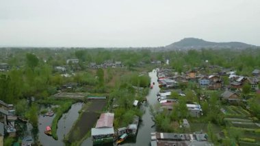 Srinagar 'daki Dal Gölü' nün havadan görünüşü, Hindistan yönetimindeki Kaşmir 'in Jammu ve Kaşmir' in yaz başkenti..