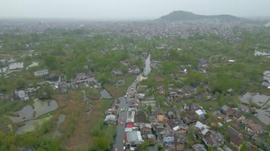 Srinagar 'daki Dal Gölü' nün havadan görünüşü, Hindistan yönetimindeki Kaşmir 'in Jammu ve Kaşmir' in yaz başkenti..
