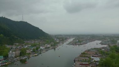 Srinagar 'daki Dal Gölü' nün havadan görünüşü, Hindistan yönetimindeki Kaşmir 'in Jammu ve Kaşmir' in yaz başkenti..