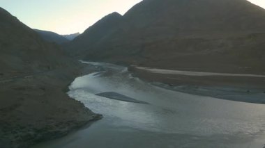 Leh 'teki Sangam' ın hava görüntüsü, Leh-Srinagar otoyolu üzerindeki Leh 'e 35 km mesafedeki Nimmu' daki İndus ve Zanskar nehirlerinin manzaralı birleşimi..