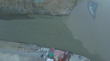 Leh 'teki Sangam' ın hava görüntüsü, Leh-Srinagar otoyolu üzerindeki Leh 'e 35 km mesafedeki Nimmu' daki İndus ve Zanskar nehirlerinin manzaralı birleşimi..