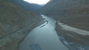 Leh 'teki Sangam' ın hava görüntüsü, Leh-Srinagar otoyolu üzerindeki Leh 'e 35 km mesafedeki Nimmu' daki İndus ve Zanskar nehirlerinin manzaralı birleşimi..