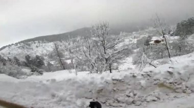 Demiryolundaki ön koltuk ve Kashmir 'deki otobüs yolculuğu ve kar motosikleti gezisi için zaman çizelgesi