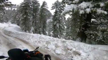 Demiryolundaki ön koltuk ve Kashmir 'deki otobüs yolculuğu ve kar motosikleti gezisi için zaman çizelgesi