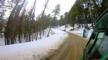 Demiryolundaki ön koltuk ve Kashmir 'deki otobüs yolculuğu ve kar motosikleti gezisi için zaman çizelgesi