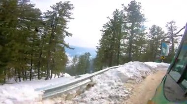 Demiryolundaki ön koltuk ve Kashmir 'deki otobüs yolculuğu ve kar motosikleti gezisi için zaman çizelgesi