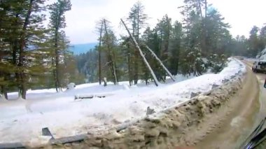 Demiryolundaki ön koltuk ve Kashmir 'deki otobüs yolculuğu ve kar motosikleti gezisi için zaman çizelgesi